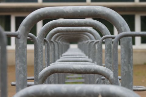 自行车架，金属，按外观，学校，排成一列，没有人，天，建筑