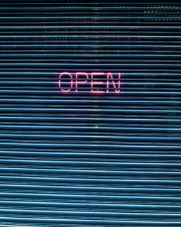 开放式霓虹灯标牌、家居装饰、文字、墙壁、照明、地毯、灯光、开放式