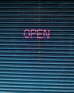 开放式霓虹灯标牌、家居装饰、文字、墙壁、照明、地毯、灯光、开放式