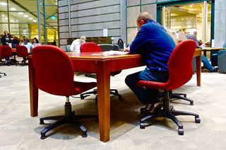 图书馆，坐，研究，阅读，教育，学习，学生，一个人