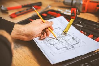 工人们在公寓的技术方案中做了一些笔记