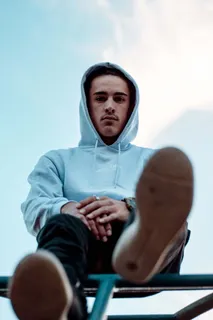 蓝色套头衫连帽衫男子浅焦照片