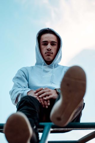 蓝色套头衫连帽衫男子浅焦照片