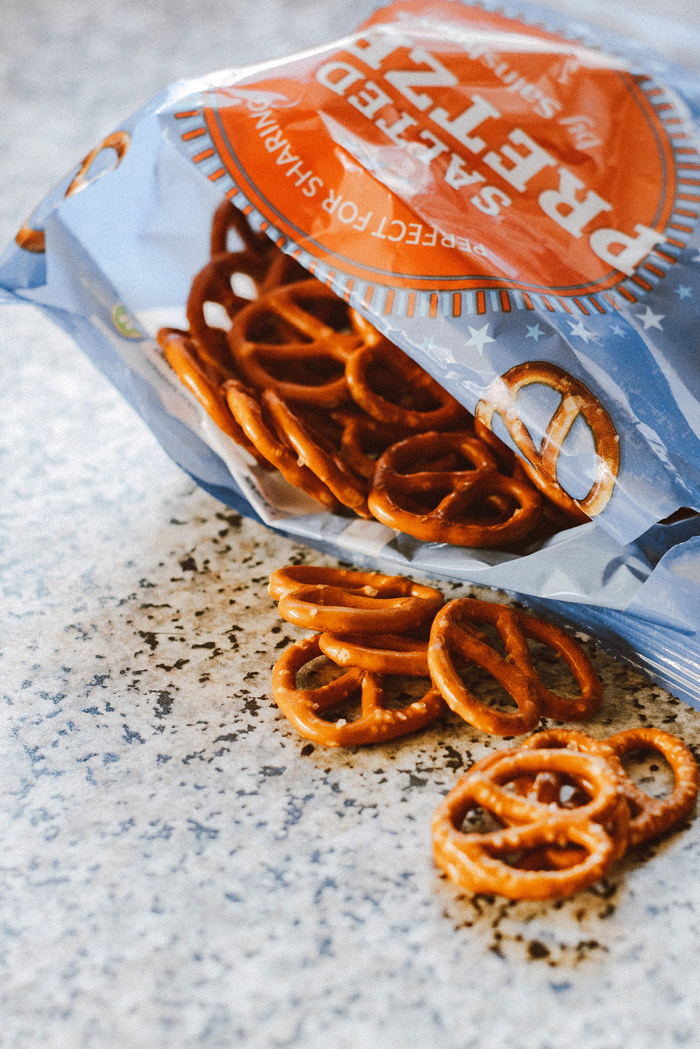 打开的椒盐卷饼包
