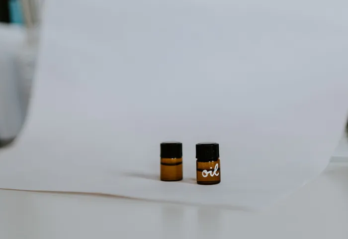 白纸上的两个棕色和黑色瓶子