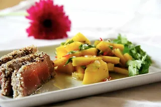 美味芳香的三文鱼放在盘子里