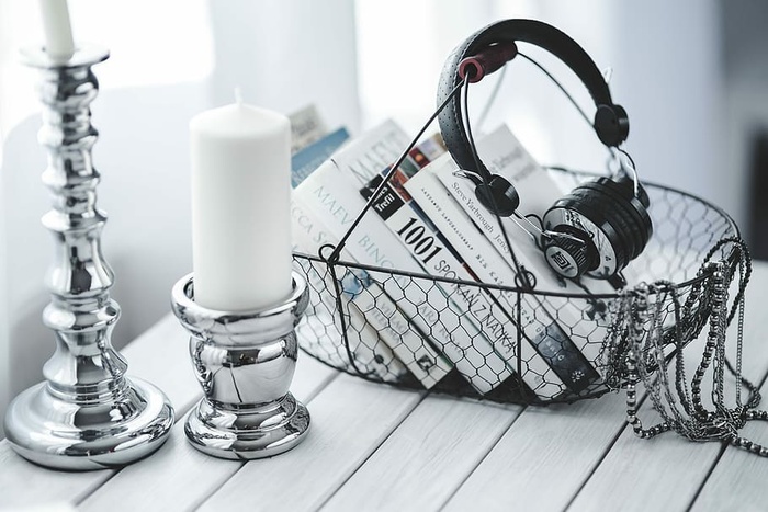 黑色智能手机和各种耳机