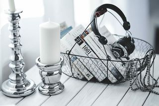 黑色智能手机和各种耳机