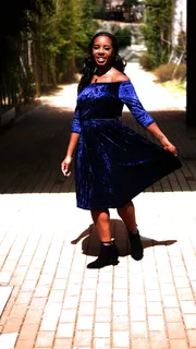 韩国，釜山，蓝色连衣裙，黑色女人，有色女人，一个人，全长，真人