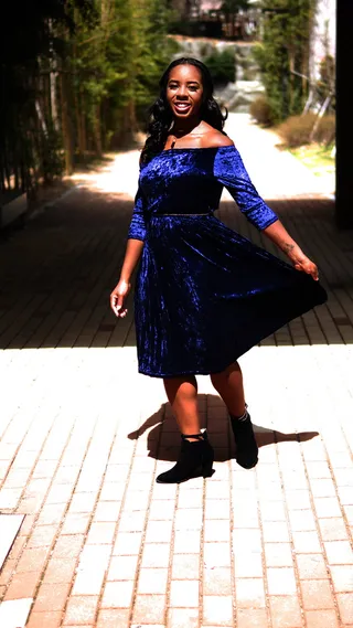 韩国，釜山，蓝色连衣裙，黑色女人，有色女人，一个人，全长，真人