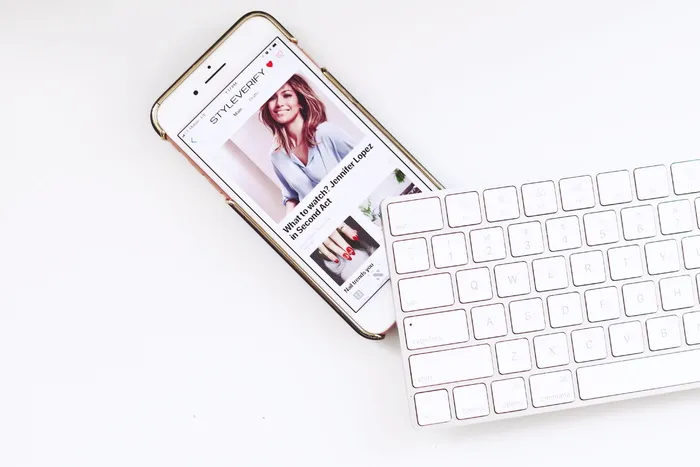 白色 Apple 妙控键盘下的白色 iPhone