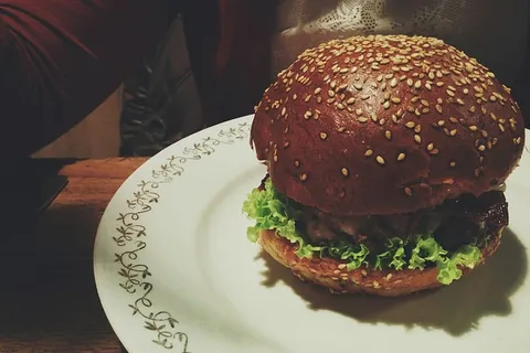 餐馆里的牛肉汉堡 餐馆里的牛肉汉堡