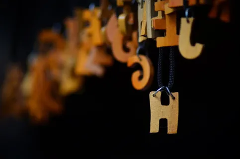 h、 字母、字母、悬挂、黑色背景、音乐、弦乐、特写 h、 字母、字母、悬挂、黑色背景、音乐、弦乐、特写