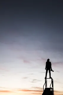 男子手持摄像机站在滑梯上的剪影 男子手持摄像机站在滑梯上的剪影
