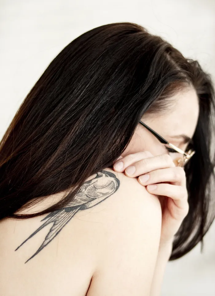 戴眼镜的女人抱着肩膀