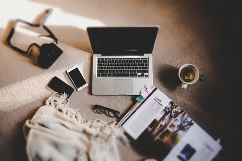 MacBook Pro附近的白色陶瓷杯 MacBook Pro附近的白色陶瓷杯