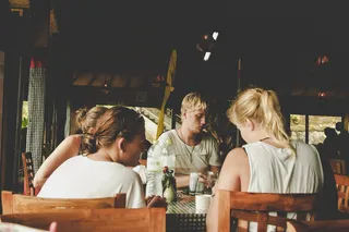 群，人吃饭，在一起，人，闲聊，聊天，坐着，一群人