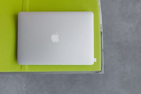 在石灰椅上的笔记本电脑上俯瞰