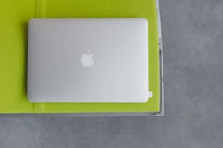 在石灰椅上的笔记本电脑上俯瞰