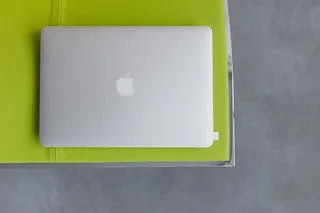 在石灰椅上的笔记本电脑上俯瞰