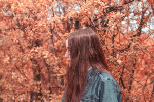 服装，衣服，裤子，植物，树，叶子，人，人