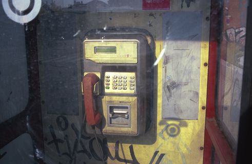 黄色和黑色电话