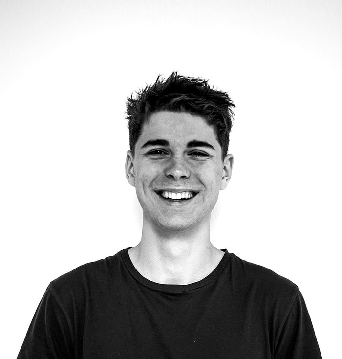 穿圆领衬衫的男人