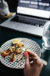 欧芹、大蒜和柠檬烤虾 欧芹、大蒜和柠檬烤虾