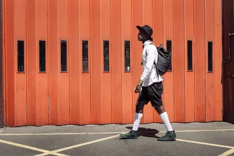 人们,男人,小伙子,阳光,白天,户外,非裔美国人,散步 人们,男人,小伙子,阳光,白天,户外,非裔美国人,散步