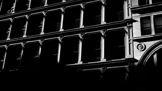 建筑物灰度照片