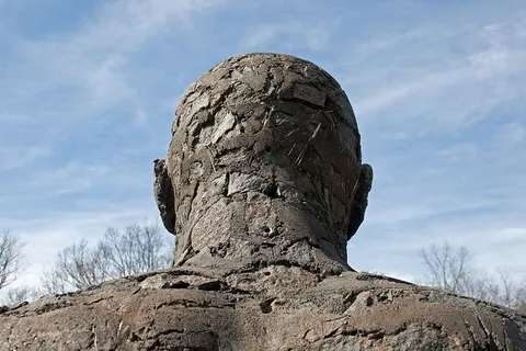 灰色，混凝土，半身像，白天，雕塑，人物，雕像，男性