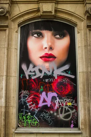 五颜六色的女性脸部绘画，人品，口红，女性相像，化妆，红色，肖像，红色唇膏