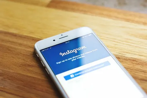 棕色家具上的银色iPhone 6 棕色家具上的银色iPhone 6