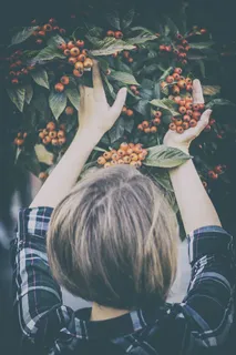 拿着橘子浆果的女人