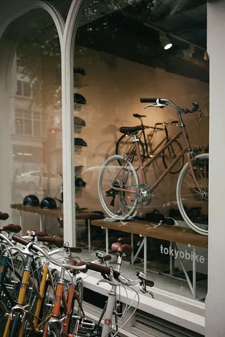 商店旁边停放的各色自行车