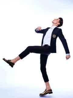 穿西装的男人，服装，男人，男人，深色，全身，一个人，室内