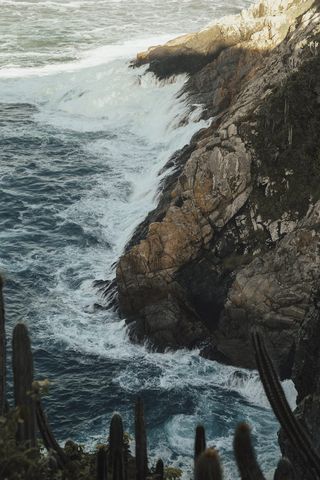 白天岩层附近的海浪