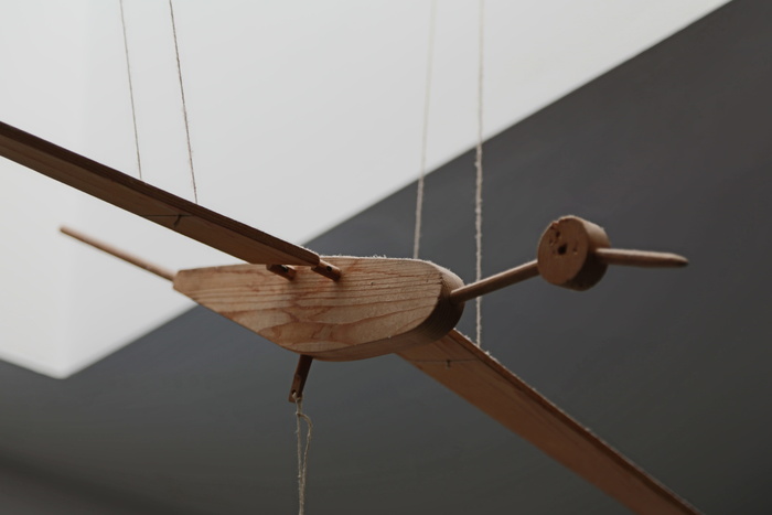 特写，无人，木质材料，聚焦前景，绳索，金属，悬挂，白天