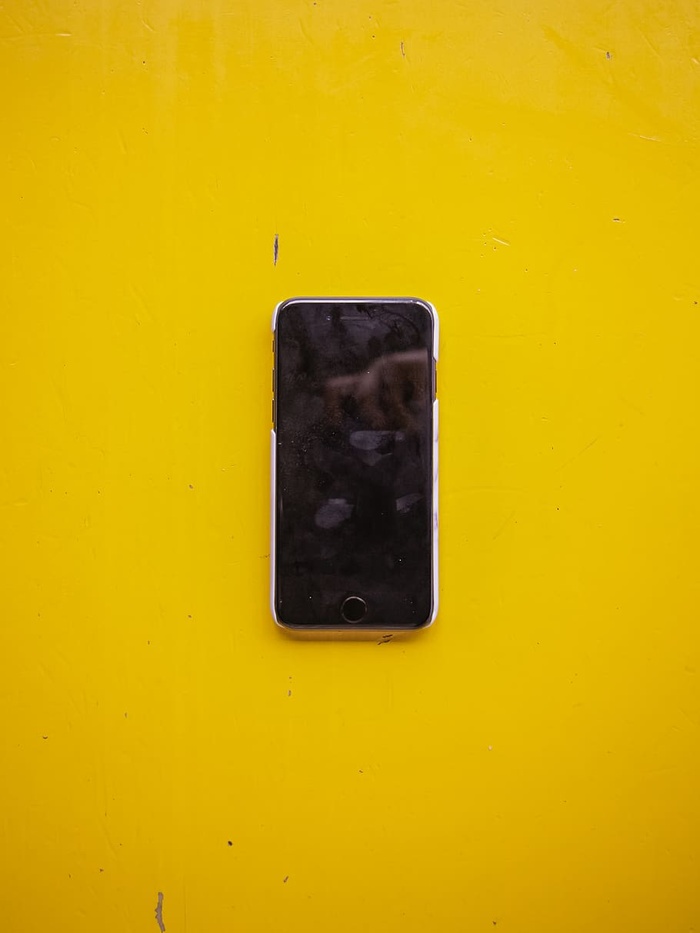 黄色表面的银色iPhone 5