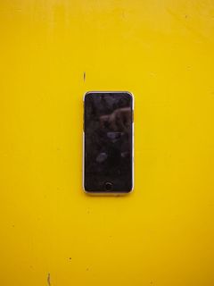 黄色表面的银色iPhone 5