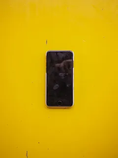 黄色表面的银色iPhone 5