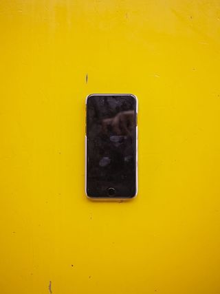 黄色表面的银色iPhone 5