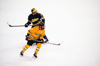 曲棍球运动员在溜冰场内打球