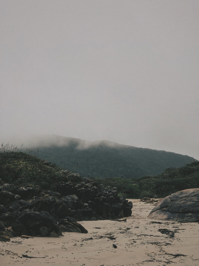 白云下的山