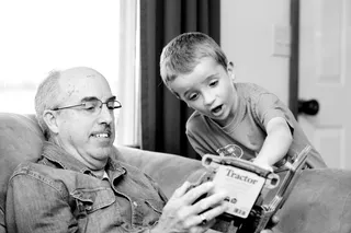 男子, 坐, 椅子打开书, 前面, 男孩, 爷爷, 孙子, 祖父母