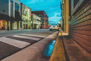 市中心，街道摄影，街道，道路，霓虹灯标志，人行道，路缘，多云