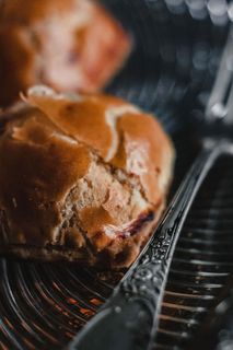 里面有奶油奶酪的甜面包