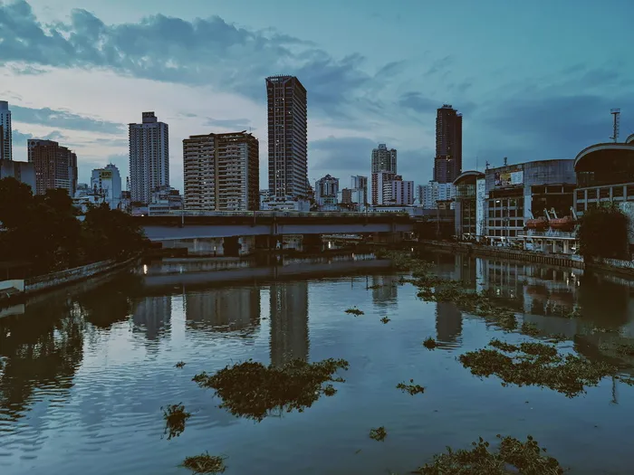 混凝土建筑物附近水体照片