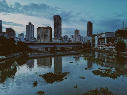 混凝土建筑物附近水体照片