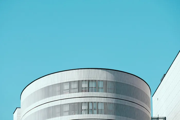 白色混凝土建筑，建筑，办公楼，建筑，城市，城镇，城市，塔楼